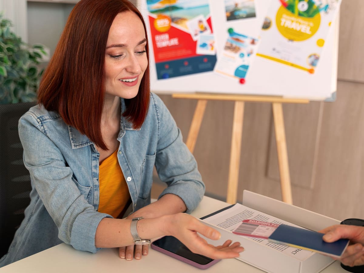 Mulher analisando documentos de viagem sobre a mesa