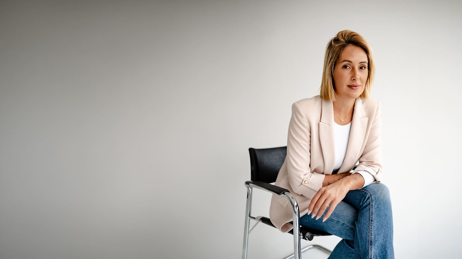 Carolina Vogels, advogada luso-brasileira, sentada em seu escritório