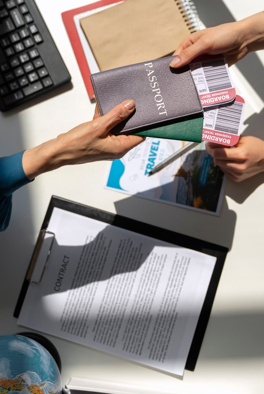 Passaporte e documentos de viagem sendo entregues sobre a mesa